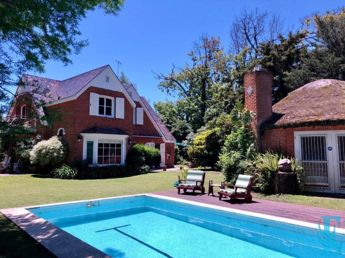 Casa ID.197 - Venta sobre playa Mansa, 4 dormitorios .