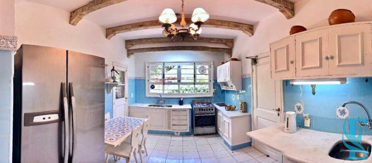 Casa ID.197 - Venta sobre playa Mansa, 4 dormitorios .
