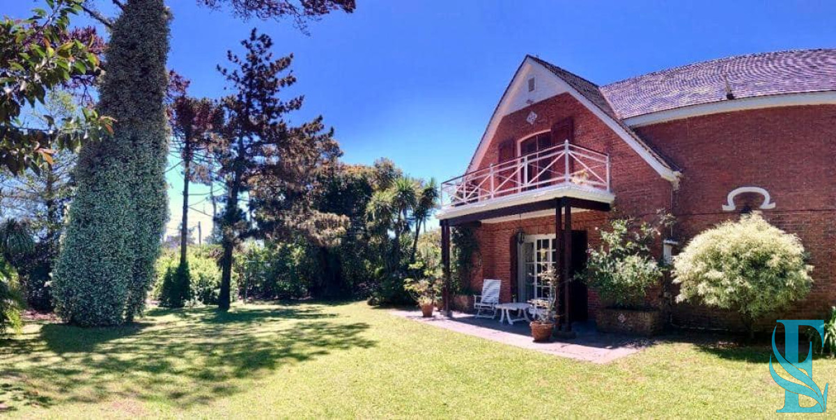 Casa ID.197 - Venta sobre playa Mansa, 4 dormitorios .