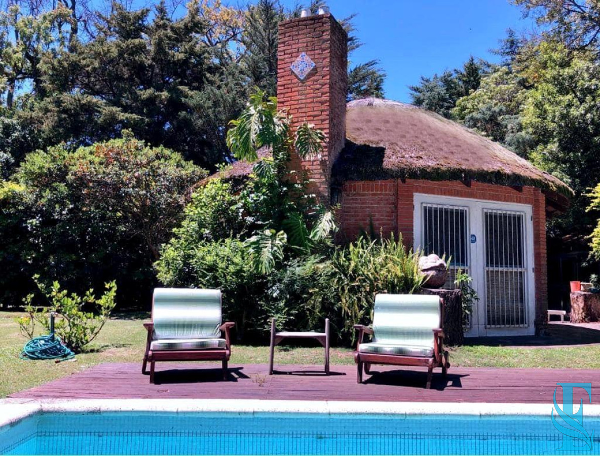 Casa ID.197 - Venta sobre playa Mansa, 4 dormitorios .