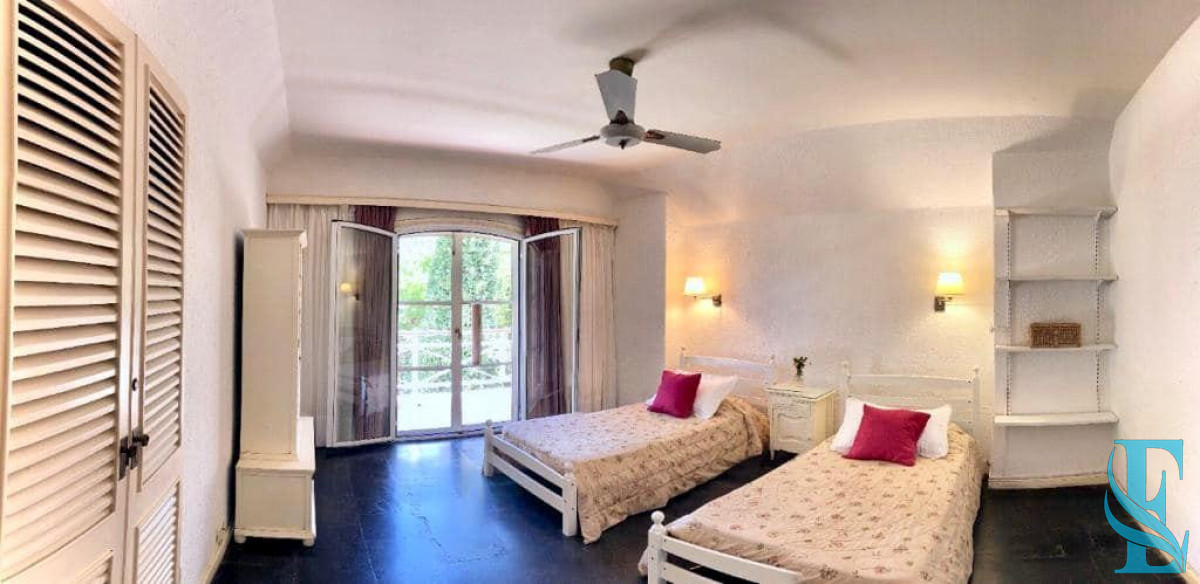 Casa ID.197 - Venta sobre playa Mansa, 4 dormitorios .
