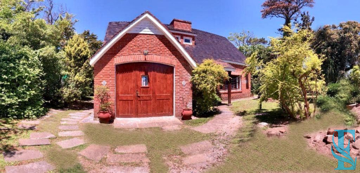 Casa ID.197 - Venta sobre playa Mansa, 4 dormitorios .
