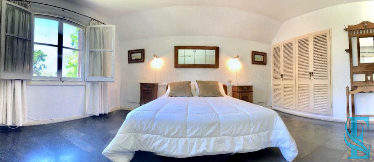 Casa ID.197 - Venta sobre playa Mansa, 4 dormitorios .