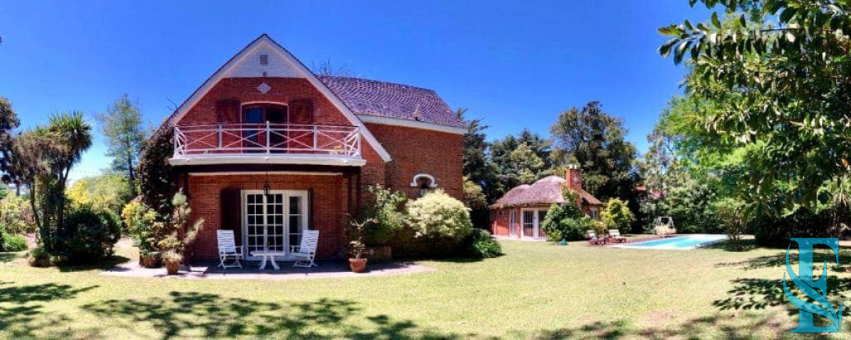 Casa ID.197 - Venta sobre playa Mansa, 4 dormitorios .