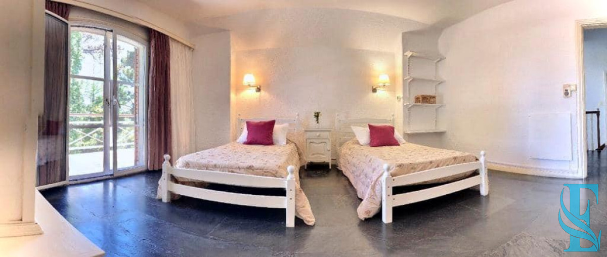Casa ID.197 - Venta sobre playa Mansa, 4 dormitorios .