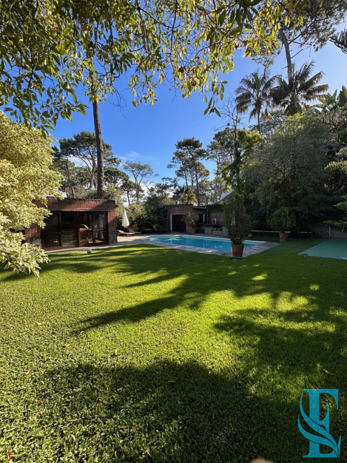 Casa ID.196 - Casa en venta Avenida Roosevelt, Punta del Este 4 dormitorios .