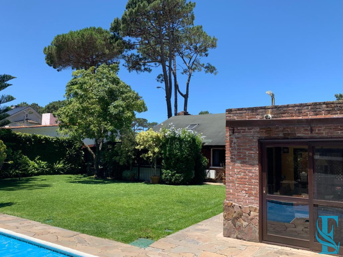 Casa ID.196 - Casa en venta Avenida Roosevelt, Punta del Este 4 dormitorios .
