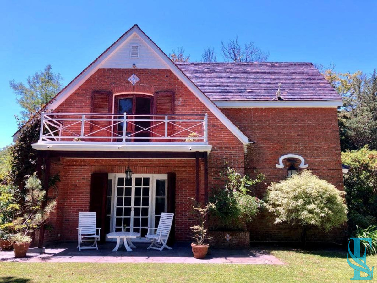 Casa ID.197 - Venta sobre playa Mansa, 4 dormitorios .