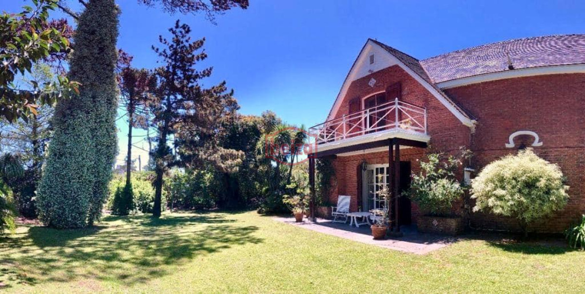 Casa ID.165874 - Venta sobre playa Mansa, 4 dormitorios .
