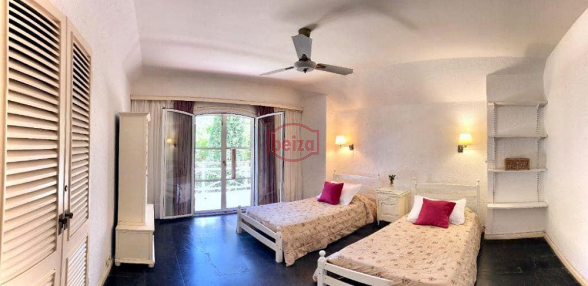 Casa ID.165874 - Venta sobre playa Mansa, 4 dormitorios .