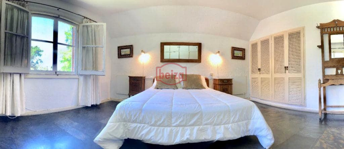Casa ID.165874 - Venta sobre playa Mansa, 4 dormitorios .