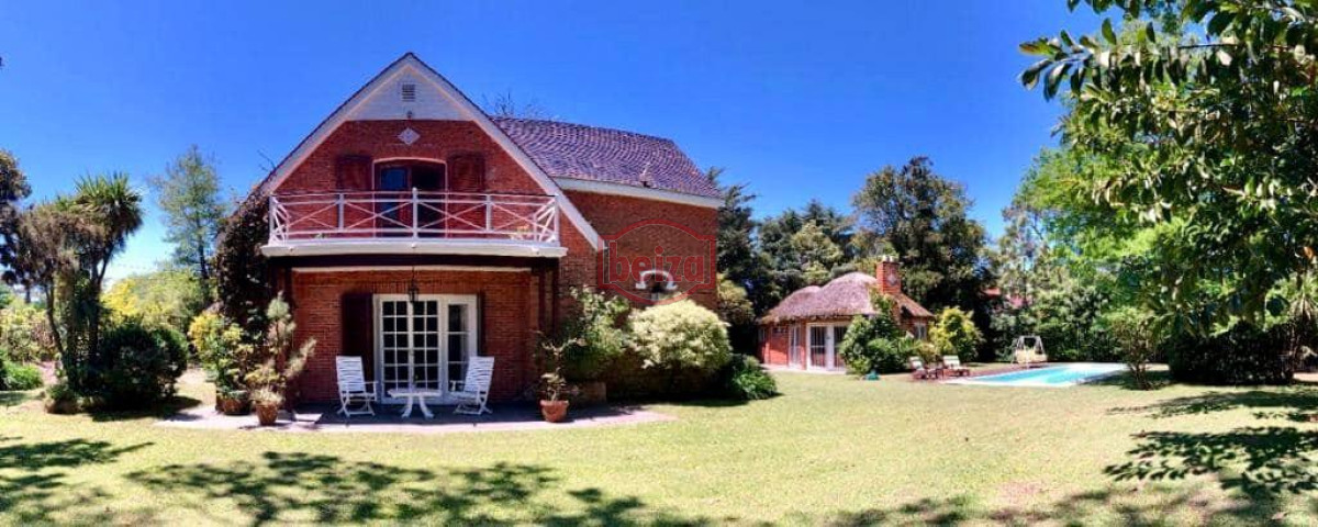 Casa ID.165874 - Venta sobre playa Mansa, 4 dormitorios .