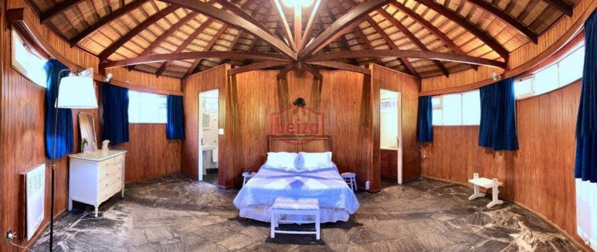 Casa ID.165874 - Venta sobre playa Mansa, 4 dormitorios .