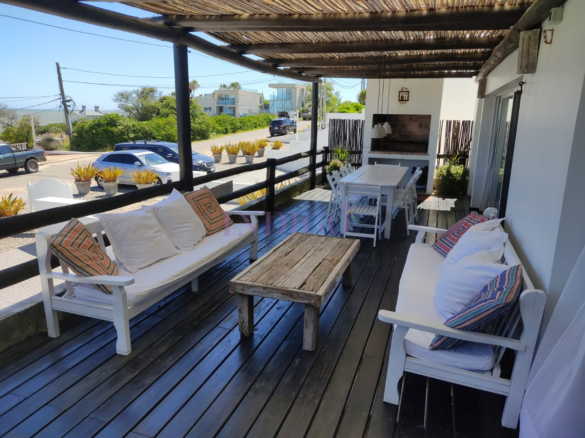 Apartamento en La Barra, 3 Dormitorios y 3 Baños, Piscina y Parrillero