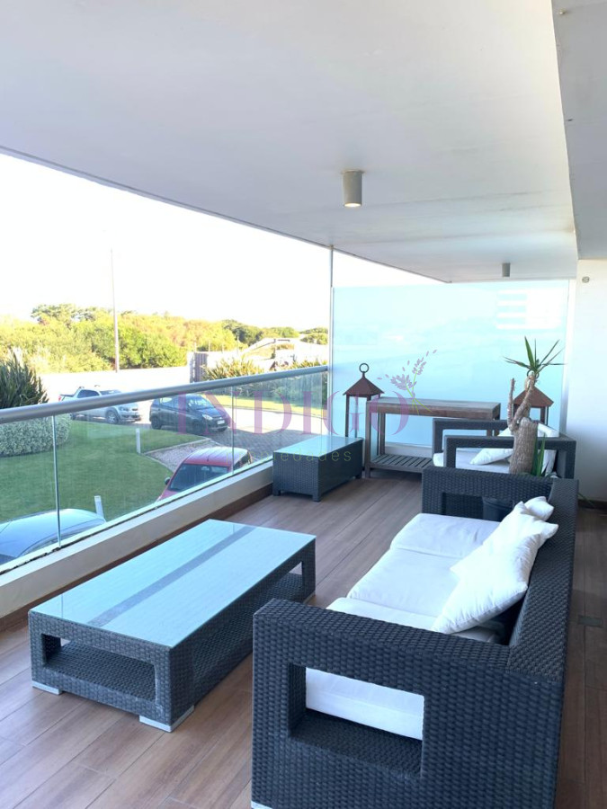 Apartamento en venta y alquiler, enfrente a la playa Brava