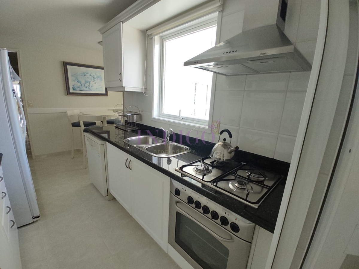 Apartamento Ref.803 - Apartamento 3 Dormitoritos y 4 Baños mas dependencia, piscina y parrillero en Playa Mansa