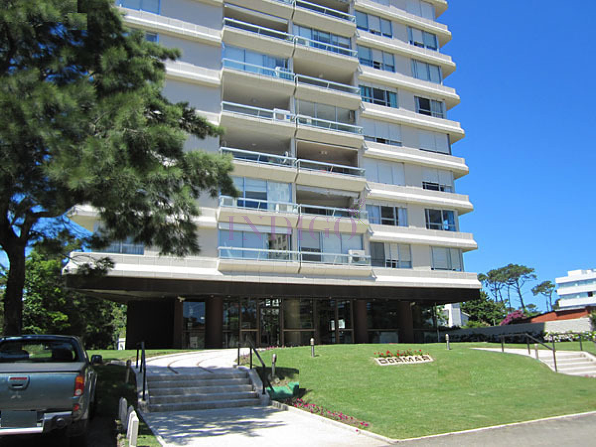Apartamento Ref.809 - Apartamento con buena vista y ubicacion, muy luminoso, 3 dormitorios y 3 baño, piscina!