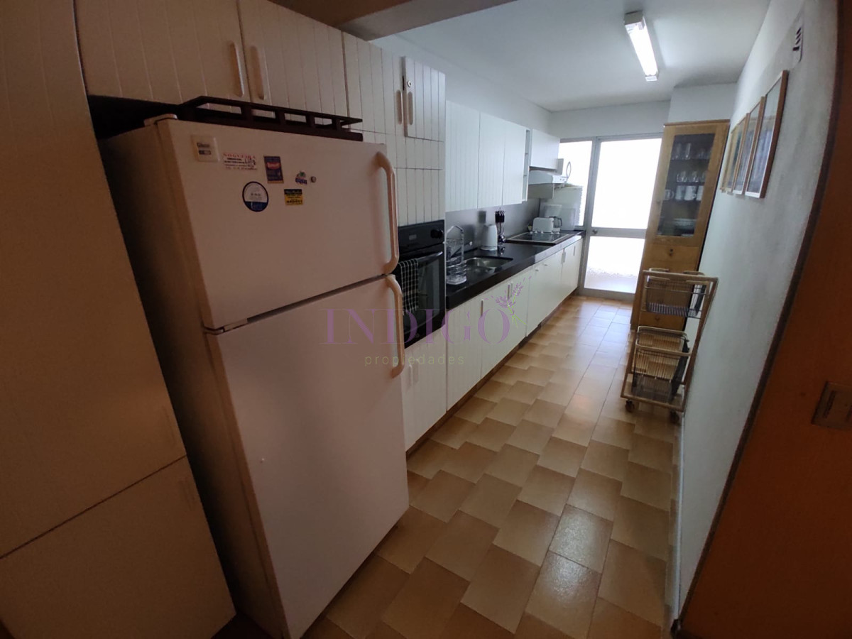 Apartamento Ref.775 - En venta, Peninsula, vista al mansa, 3 dormitorios y serv.