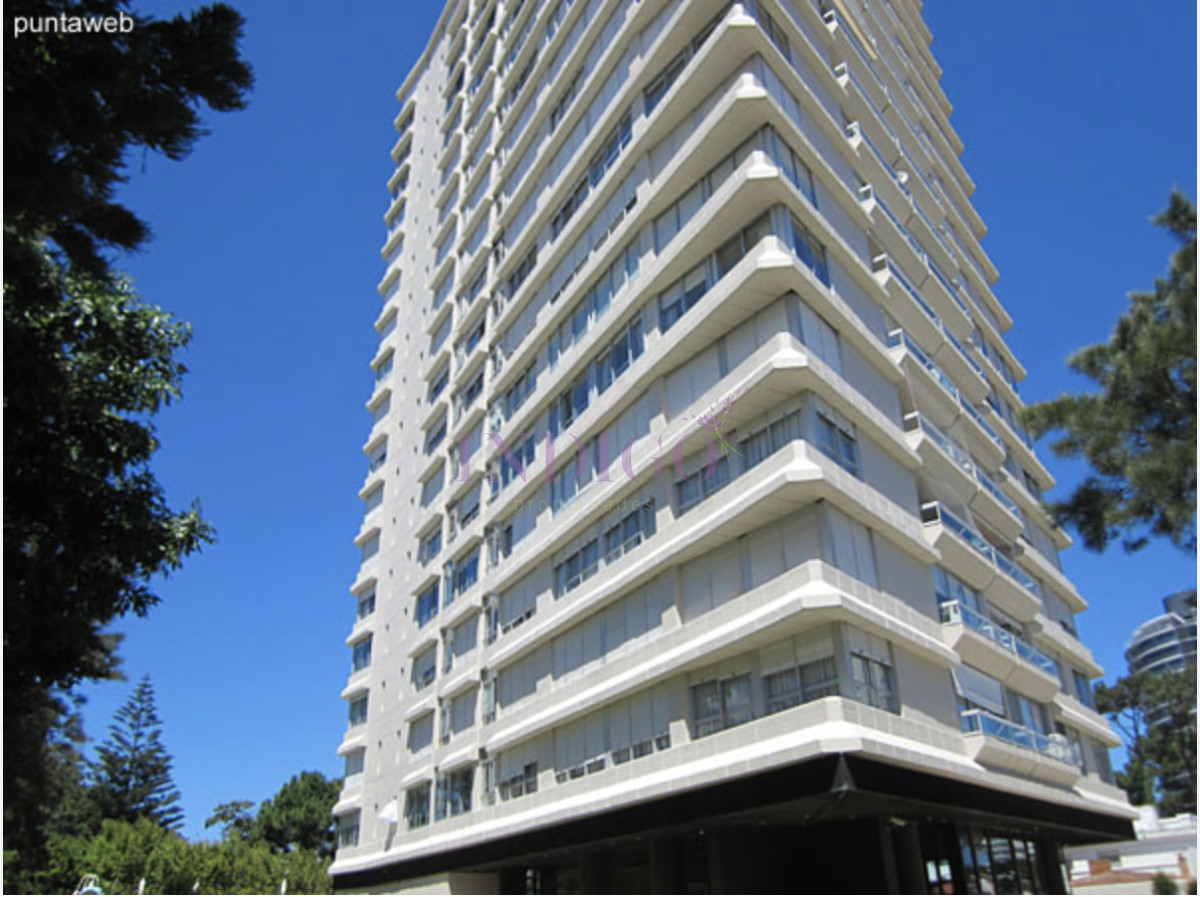 Apartamento Ref.809 - Apartamento con buena vista y ubicacion, muy luminoso, 3 dormitorios y 3 baño, piscina!