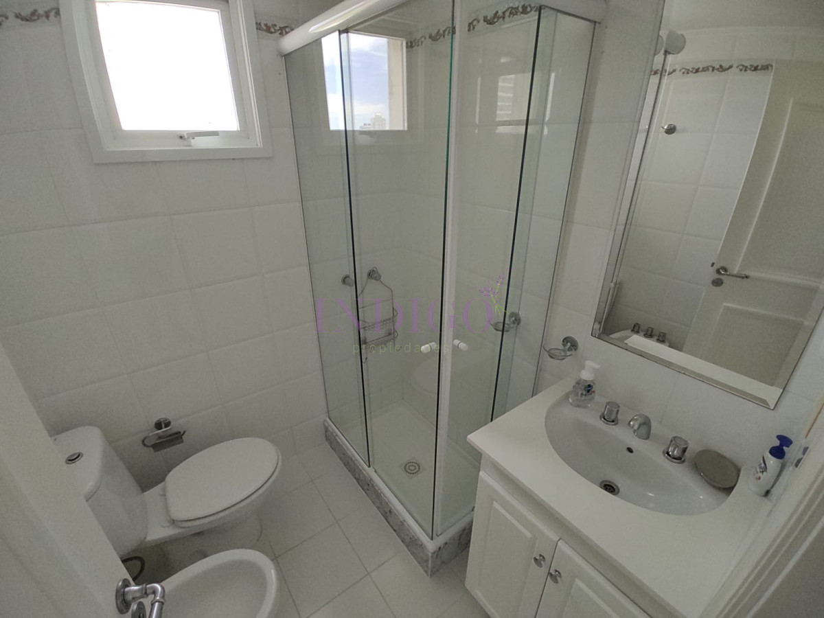 Apartamento Ref.803 - Apartamento 3 Dormitoritos y 4 Baños mas dependencia, piscina y parrillero en Playa Mansa
