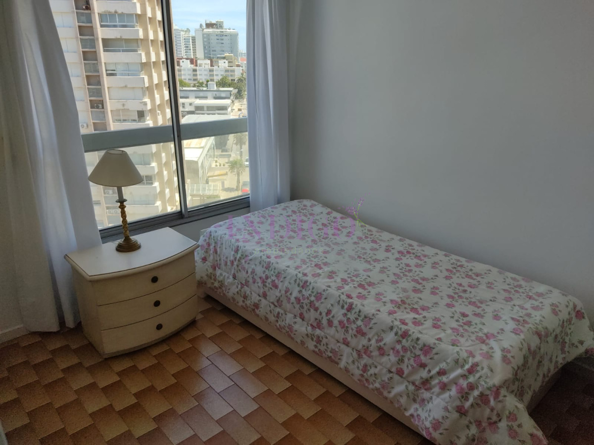 Apartamento Ref.775 - En venta, Peninsula, vista al mansa, 3 dormitorios y serv.