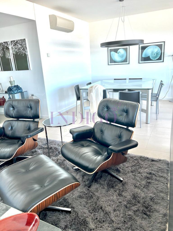 Apartamento Ref.116 - Torre Le Parc está ubicada en Rambla Lorenzo Batlle Pacheco y Av. Roosevelt, en primera línea frente al mar.