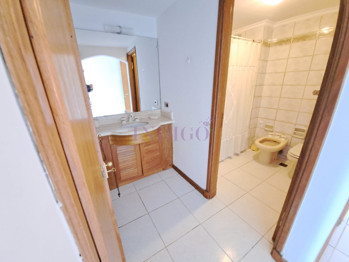 Apartamento Ref.220 - Departamento en venta y alquiler en Manantiales, 3 dormitorios mas dependencia de servicio.