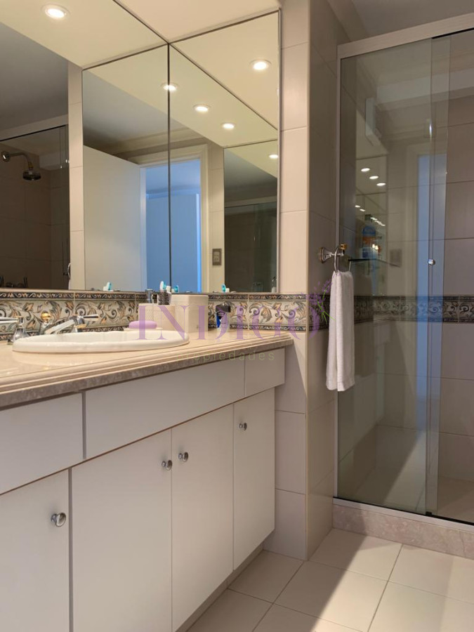 Apartamento Ref.775 - En venta, Peninsula, vista al mansa, 3 dormitorios y serv.