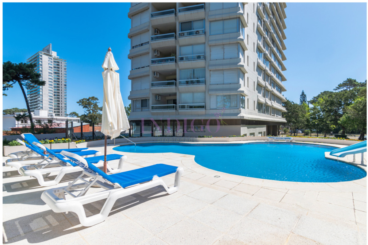 Apartamento Ref.809 - Apartamento con buena vista y ubicacion, muy luminoso, 3 dormitorios y 3 baño, piscina!