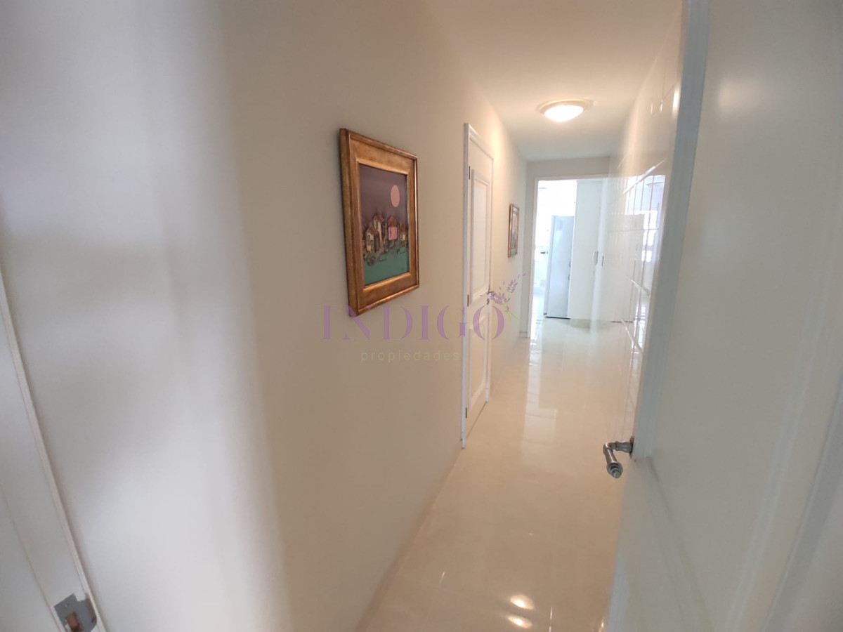 Apartamento Ref.803 - Apartamento 3 Dormitoritos y 4 Baños mas dependencia, piscina y parrillero en Playa Mansa