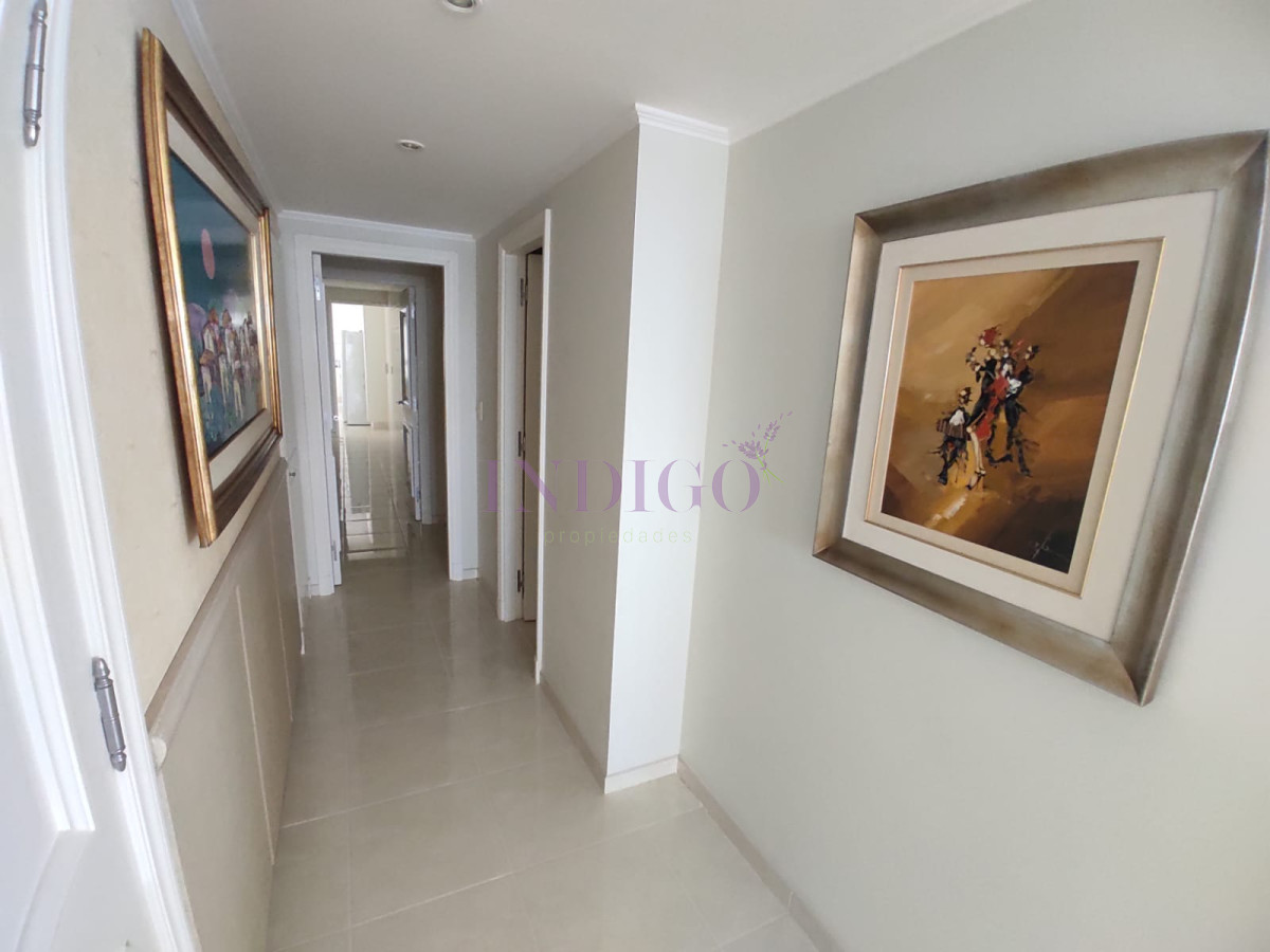 Apartamento Ref.803 - Apartamento 3 Dormitoritos y 4 Baños mas dependencia, piscina y parrillero en Playa Mansa