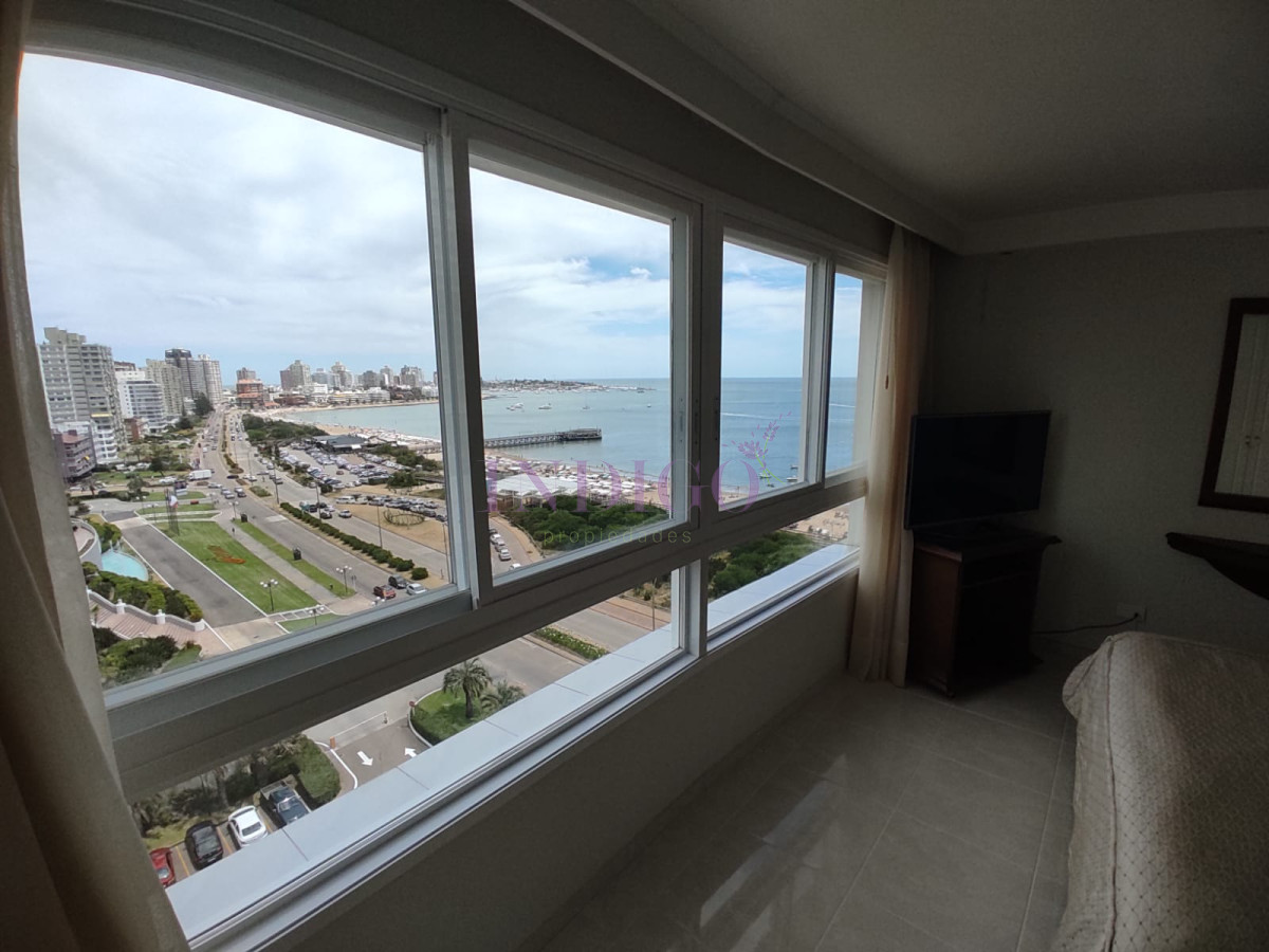 Apartamento Ref.803 - Apartamento 3 Dormitoritos y 4 Baños mas dependencia, piscina y parrillero en Playa Mansa