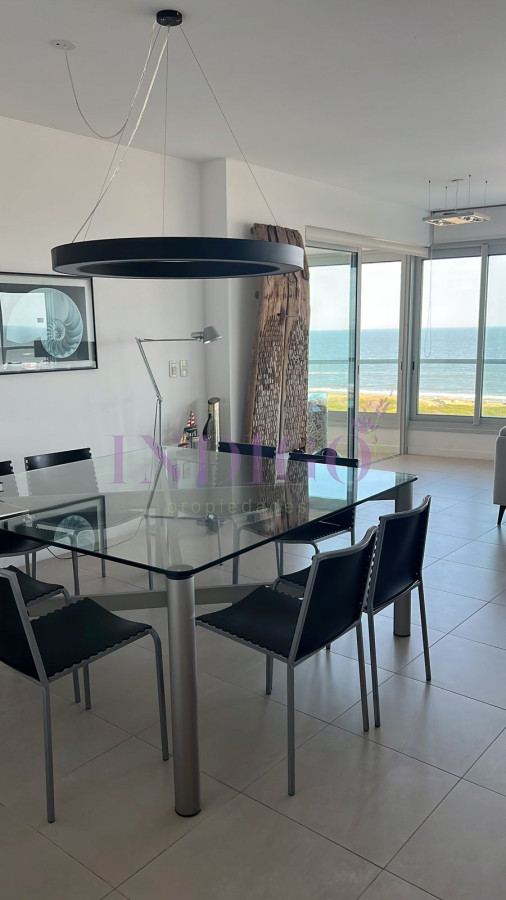 Apartamento Ref.116 - Torre Le Parc está ubicada en Rambla Lorenzo Batlle Pacheco y Av. Roosevelt, en primera línea frente al mar.