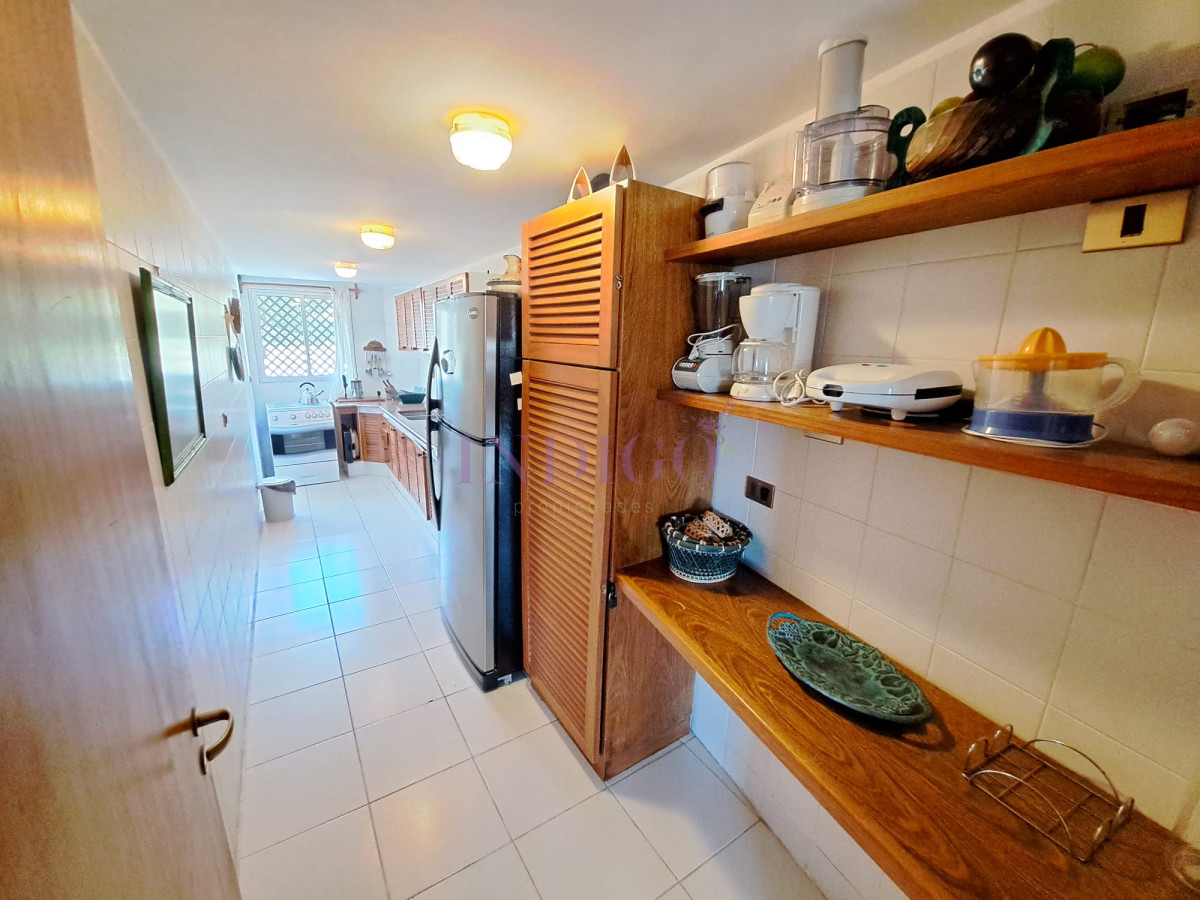 Apartamento Ref.220 - Departamento en venta y alquiler en Manantiales, 3 dormitorios mas dependencia de servicio.