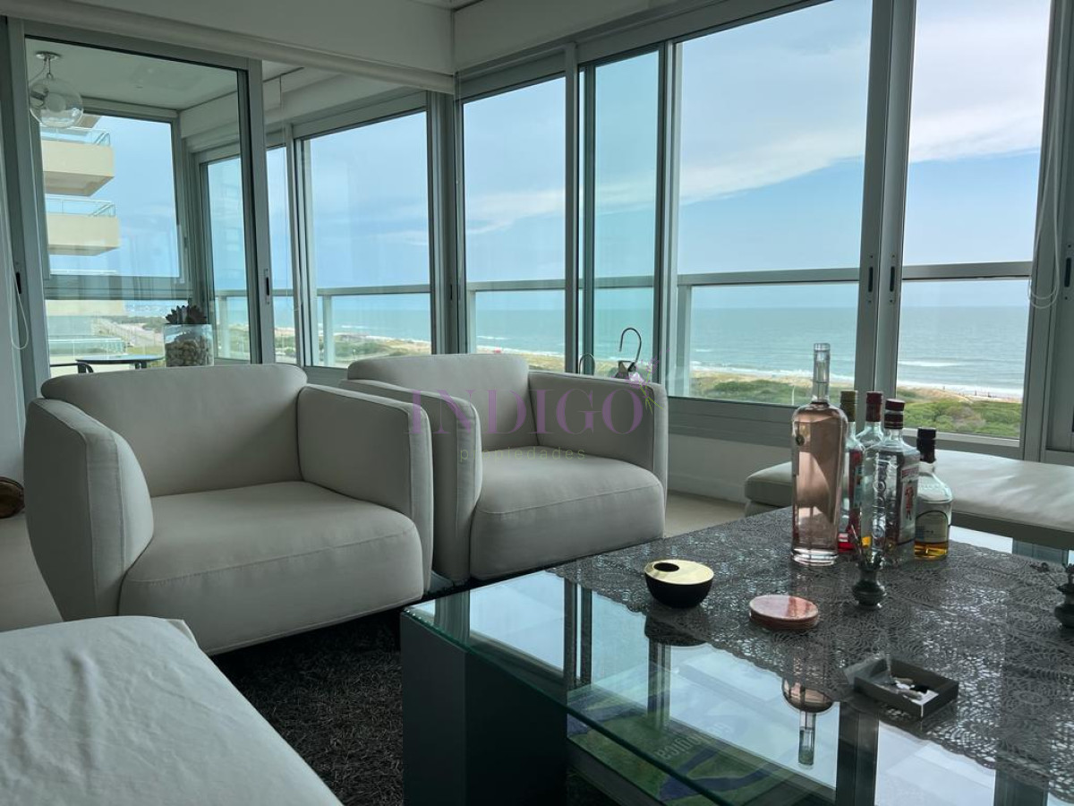 Apartamento Ref.116 - Torre Le Parc está ubicada en Rambla Lorenzo Batlle Pacheco y Av. Roosevelt, en primera línea frente al mar.