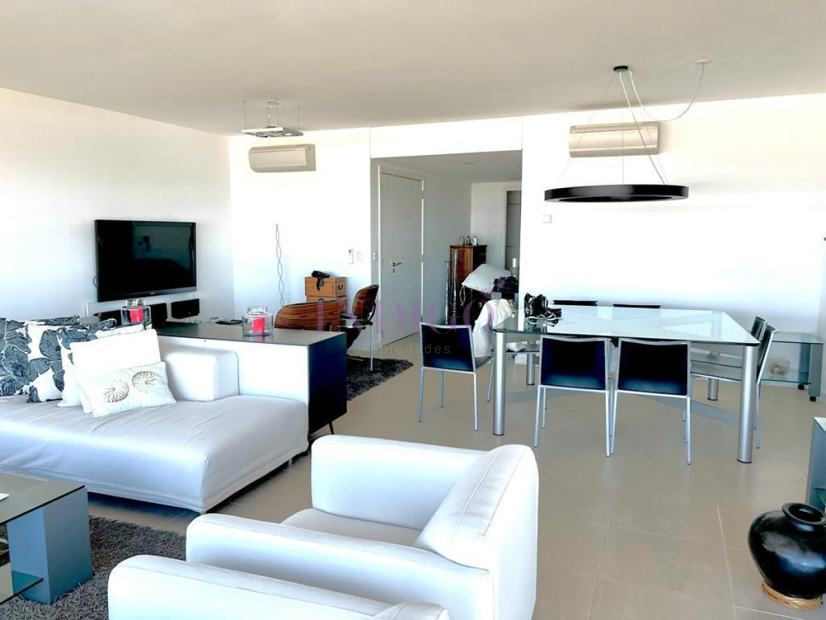 Apartamento Ref.116 - Torre Le Parc está ubicada en Rambla Lorenzo Batlle Pacheco y Av. Roosevelt, en primera línea frente al mar.