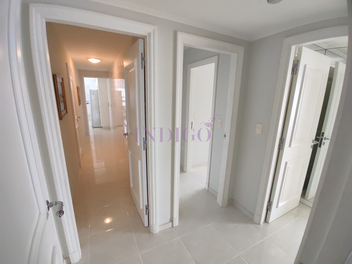 Apartamento Ref.803 - Apartamento 3 Dormitoritos y 4 Baños mas dependencia, piscina y parrillero en Playa Mansa