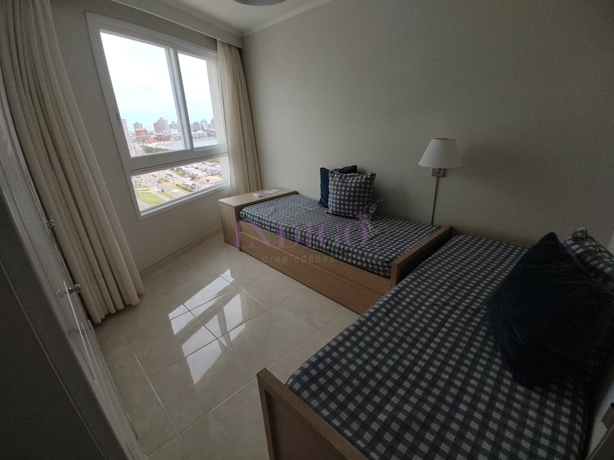 Apartamento Ref.803 - Apartamento 3 Dormitoritos y 4 Baños mas dependencia, piscina y parrillero en Playa Mansa