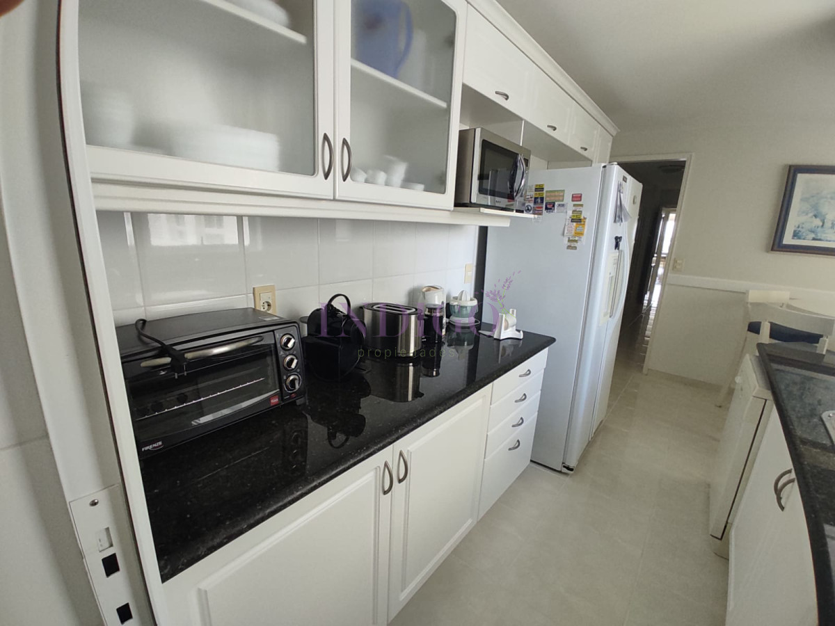 Apartamento Ref.803 - Apartamento 3 Dormitoritos y 4 Baños mas dependencia, piscina y parrillero en Playa Mansa