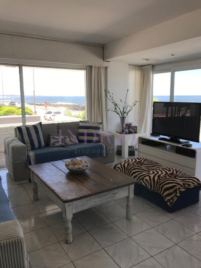 Apartamento Ref.506 - Alquiler frente al mar, 3 cuartos mas dependencia de servicio y parrillero.