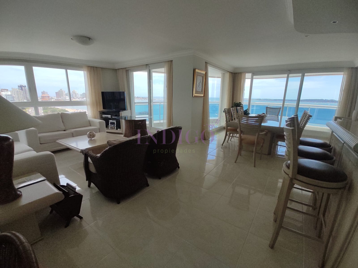 Apartamento Ref.803 - Apartamento 3 Dormitoritos y 4 Baños mas dependencia, piscina y parrillero en Playa Mansa