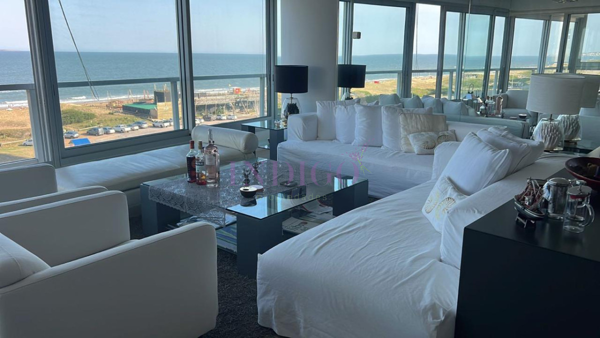 Apartamento Ref.116 - Torre Le Parc está ubicada en Rambla Lorenzo Batlle Pacheco y Av. Roosevelt, en primera línea frente al mar.