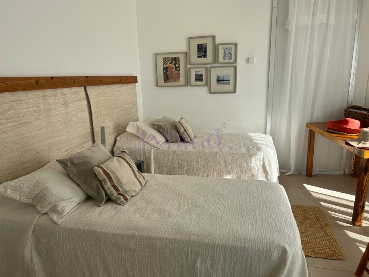 Apartamento Ref.116 - Torre Le Parc está ubicada en Rambla Lorenzo Batlle Pacheco y Av. Roosevelt, en primera línea frente al mar.