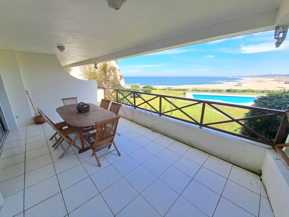 Apartamento Ref.220 - Departamento en venta y alquiler en Manantiales, 3 dormitorios mas dependencia de servicio.