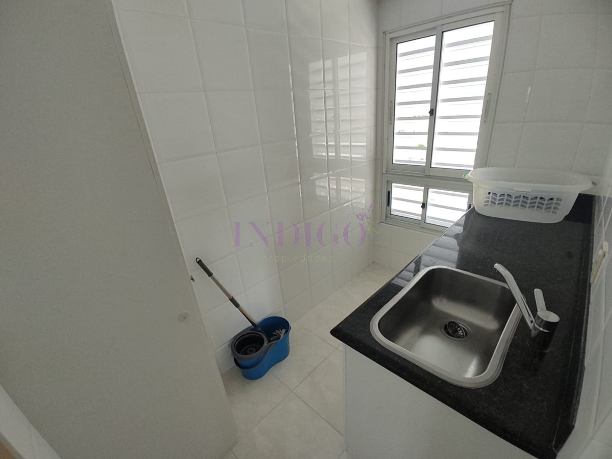 Apartamento Ref.803 - Apartamento 3 Dormitoritos y 4 Baños mas dependencia, piscina y parrillero en Playa Mansa