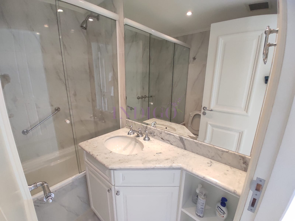 Apartamento Ref.803 - Apartamento 3 Dormitoritos y 4 Baños mas dependencia, piscina y parrillero en Playa Mansa