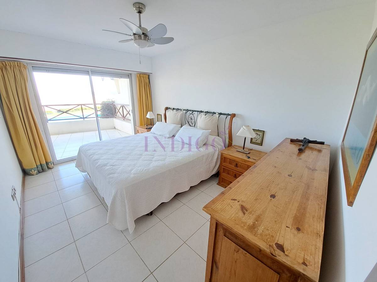 Apartamento Ref.220 - Departamento en venta y alquiler en Manantiales, 3 dormitorios mas dependencia de servicio.
