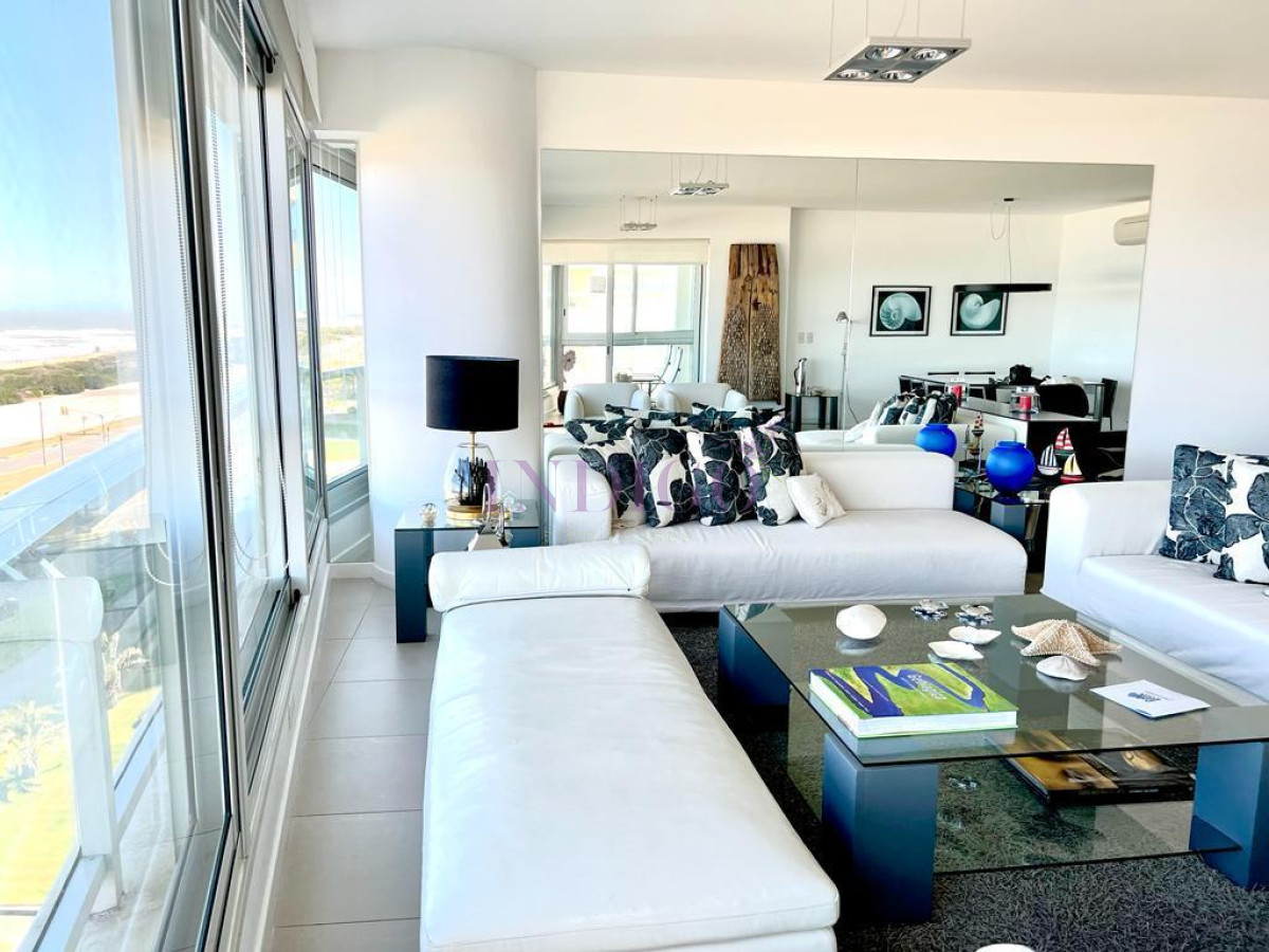 Apartamento Ref.116 - Torre Le Parc está ubicada en Rambla Lorenzo Batlle Pacheco y Av. Roosevelt, en primera línea frente al mar.