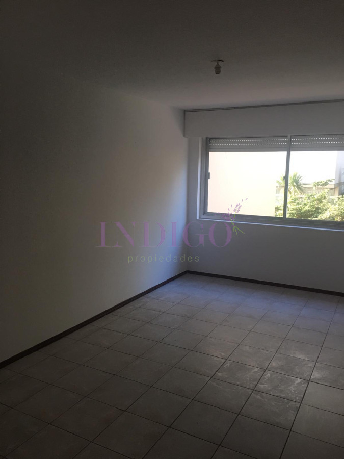 Apartamento Ref.677 - Apartamento Espacioso en zona de Junta Departamental, 2 dorm, 1 baño.