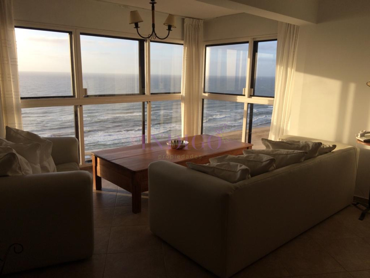Apartamento Ref.503 - Alquiler en la playa Brava, frente al mar disponible desde el 5 de enero.